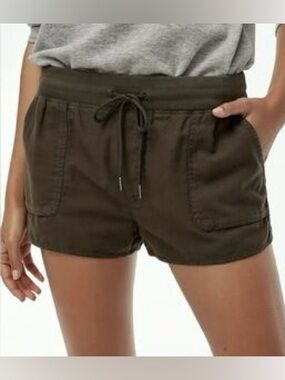 Community (Aritzia) Women’s Olive Axiom Shorts